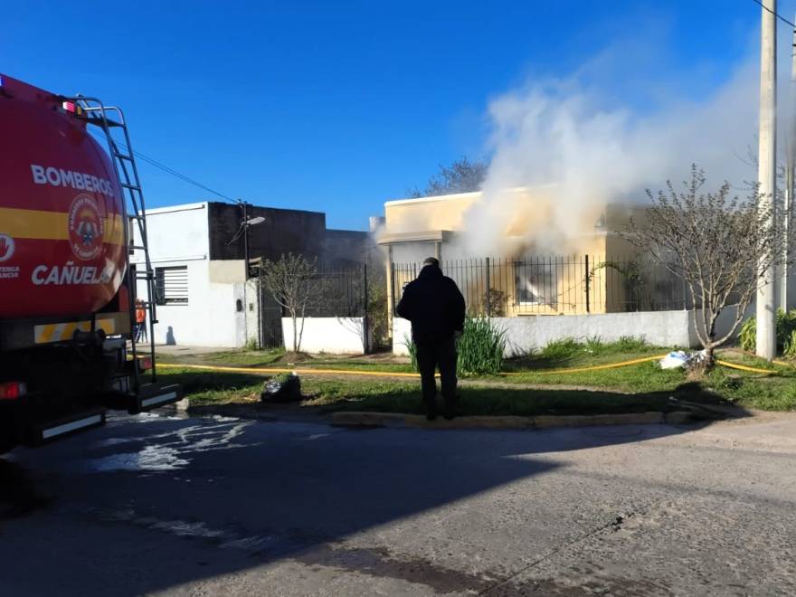 Susto y tensión: se incendió una casa y una mujer de 75 años terminó en el hospital